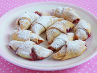 Дрожжевые рогалики с повидлом