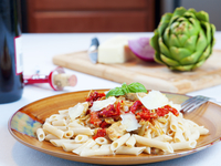 Паста с курицей и вялеными помидорами