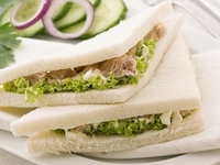 Тосты с тунцом и огурцами