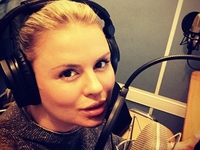 Анна Семенович похвасталась пышным бюстом в прыжке