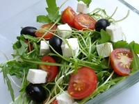 Салат из рукколы с фетой и помидорами