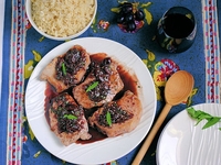 Свинина с виноградом и красным вином