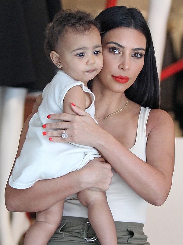 Годовалая дочь Ким Кардашян стала дизайнером сумки