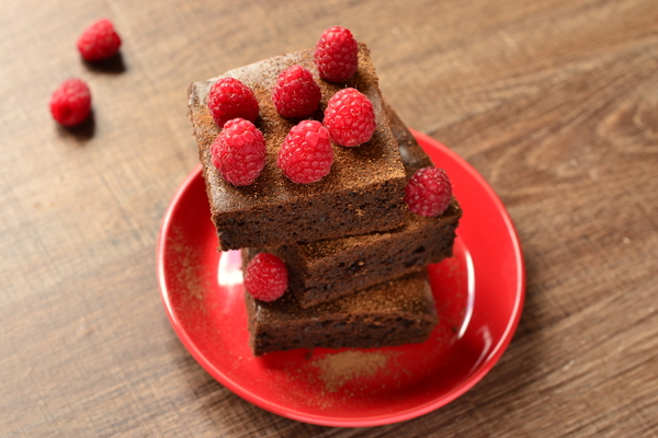 Как приготовить шоколадно-банановые брауни с малиной