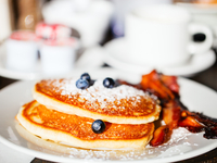 Американские черничные оладьи с беконом