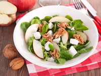 Яблочный салат с орехами и фетой