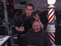 Джим Керри побрил налысо поклонницу в прямом эфире