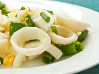 Новогодний салат из кальмаров