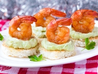 Новогодняя закуска из креветок и авокадо