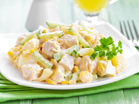 Новогодний салат из курицы с кукурузой