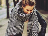 Утепляемся по правилам: стильные образы с шарфами