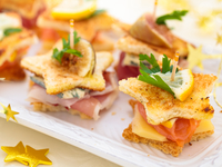 Новогодние канапе с лососем и сыром