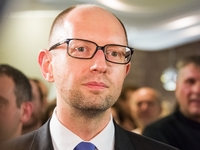 Семья Арсения Яценюка тратит деньги на дорогие очки