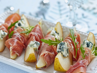 Новогодняя закуска из груш и голубого сыра