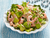 Новогодний салат из креветок и авокадо