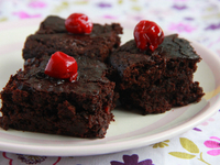 Брауни из черного шоколада с вишней