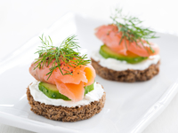 Новогодние рецепты: Канапе с лососем и огурцом