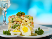 Салат Оливье с колбасой: Три новогодние идеи