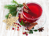 Новогодний пунш из ягод с корицей