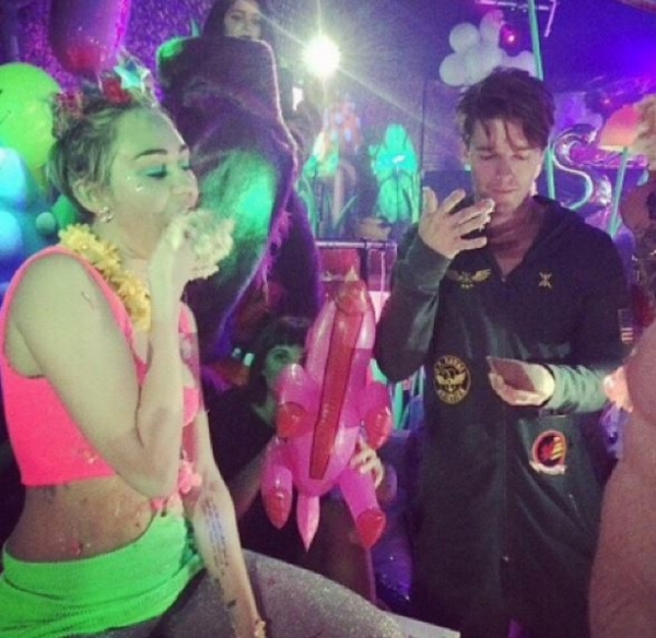 Майли Сайрус весело отметила день рождения с новым парнем