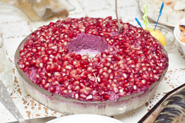 Как приготовить салат Гранатовый браслет на Новый год (видео)