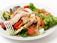 Рецепты салатов на Новый год: ТОП-5 вариантов с курицей и грибами