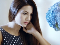 Звезду Болливуда ударили по лицу в эфире за откровенное платье