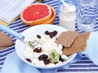 Творог с изюмом и киви