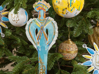 Создана авторская елка в патриотических цветах