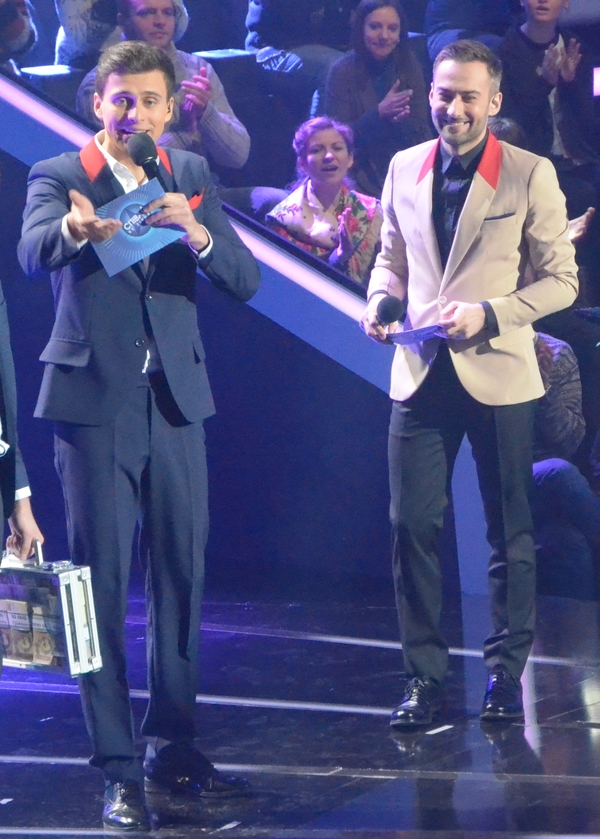 Ведущими шоу Співай як зірка стали Дмитрий Шепелев и Александр Скичко