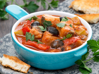Тушеная рыба с овощами и оливками