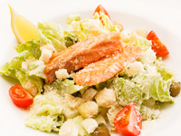 Рецепты на Новый год: Салат Цезарь с лососем