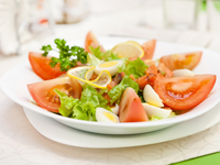 Новогодние рецепты: Салат с лососем и перепелиными яйцами