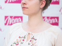 Прически на Новый год: Как уложить вьющиеся волосы