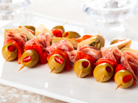 Рецепты на Новый год: Канапе на шпажках