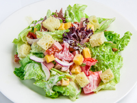 Салат Цезарь с ветчиной и помидорами