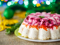 Новогодние рецепты: Желейная селедка под шубой