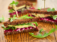 Новогодние рецепты: Сэндвич с авокадо и свеклой