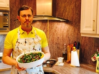Новогодние рецепты от звезд: Дмитрий Слоссер и его салат с рукколой