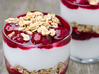 Йогурт с ягодами и мюсли