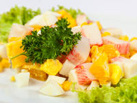 Новогодние рецепты: Салат из крабовых палочек с апельсинами