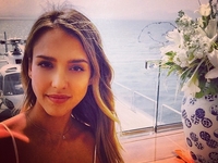 Как тренируется Джессика Альба: Фитнес-видео