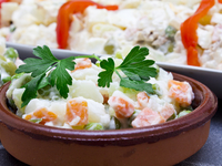 Рецепты на Новый год: Оливье с курицей