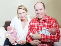 Принц Монако показал свою новорожденную двойню