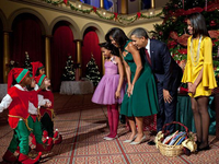 Барак Обама показал трогательное фото с семьей в честь Рождества