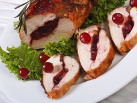 Рецепты на Новый год: Рулет из индейки с клюквой