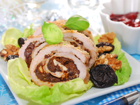 Рецепты на Рождество: Мясной рулет с черносливом и орехами