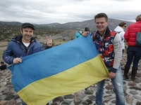 Вакарчук и Комаров развернули флаг Украины в Мексике