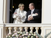 Принц Монако впервые публично представил своих новорожденных близнецов