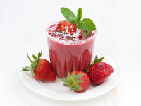 Смузи с клубникой и мороженым